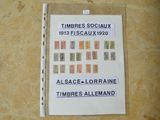 une affiche accrochée au mur sur laquelle on peut lire « timbres socialux »