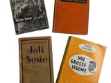 plusieurs livres sont posés sur une surface blanche avec un fond blanc