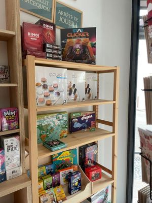 une étagère en bois remplie d'une multitude d'aliments et de friandises