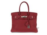 un sac à main en cuir rouge sur fond blanc