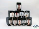 une pile de montres dans une vitrine sur fond blanc