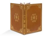 un vieux livre à la couverture dorée et aux tranches dorées