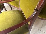 deux chaises posées sur un sol carrelé