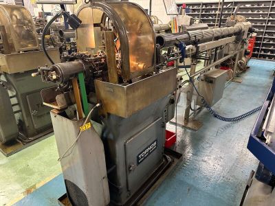 une image d'une machine qui travaille sur une pièce de métal