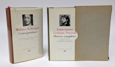 deux livres posés côte à côte sur une table