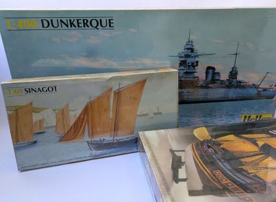 deux boîtes contenant un modèle de bateau
