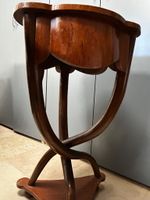 Paire de tables de chevets en placage de noyer à pieds torse… (photo 2)