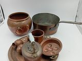 une petite assiette sur laquelle se trouve une théière