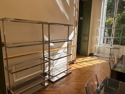 une pièce dans laquelle se trouvent une bibliothèque et une table