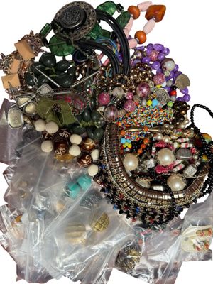 un tas de bijoux divers posés sur un sac en plastique