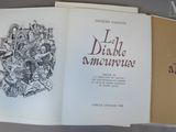 deux livres ouverts sur une table