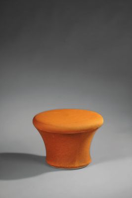 un tabouret orange posé sur une surface grise