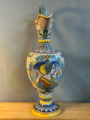un vase posé sur une table en bois