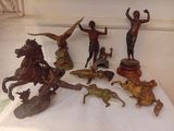 de nombreuses statues posées sur une table