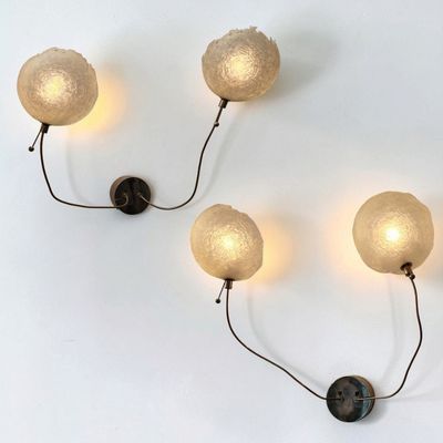 trois lampes accrochées au mur les unes à côté des autres