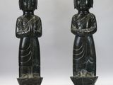 paire de statues asiatiques représentant un homme et une femme se tenant la main