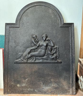 Plaque de cheminée en fonte, la partie supérieure cintrée à …