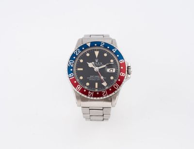gros plan d'une montre-bracelet sur une surface blanche