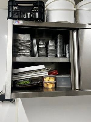 une armoire métallique sur laquelle est posée une pile de vaisselle