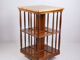 une table en bois avec quatre étagères, montée sur roulettes, sur fond blanc
