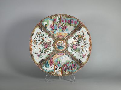 une image représentant une assiette ornée d'un motif de fleurs et d'oiseaux