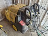 une machine jaune et noire posée par terre