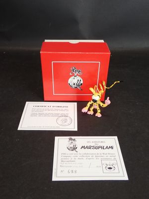une petite boîte rouge sur laquelle est représenté un dragon en peluche