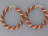 une paire de boucles d'oreilles créoles en corail et or
