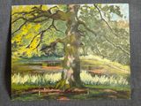 une peinture à l'huile représentant un grand arbre dans un champ herbeux