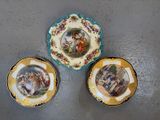 trois assiettes sur une table, sur lesquelles figurent des photos de personnes