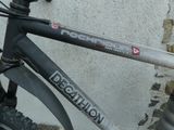 un gros plan d'un vélo sur lequel est collé un autocollant