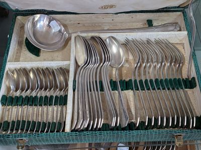 un lot de cuillères en argent et de cuillères dans une boîte