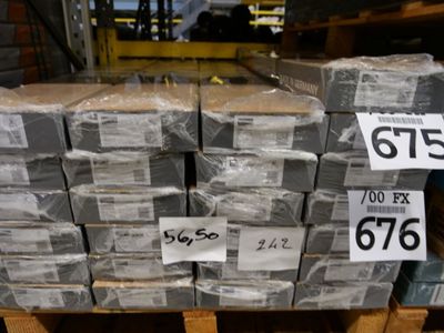 de nombreuses piles de cartons sur une palette dans un entrepôt