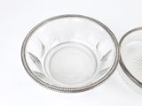 un bol en verre bordé d'argent et un bol en verre bordé d'argent