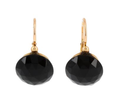une paire de boucles d'oreilles en onyx noir sur fond blanc