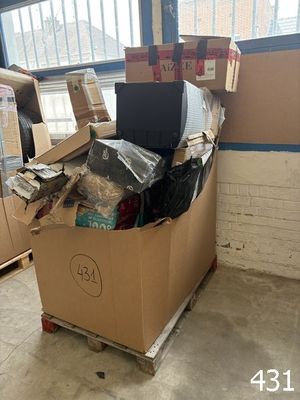 une boîte en carton sur laquelle est posé un ordinateur portable