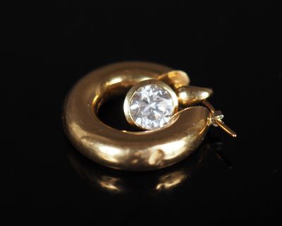 Gros plan sur une bague en or ornée d'un diamant