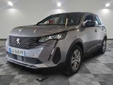 la voiture argentée est garée sur un sol en damier dans le garage