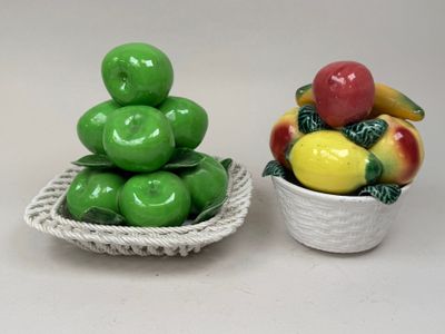 un petit bol de fruits à côté d'un petit bol de fruits