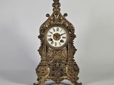 une horloge en or posée sur une table