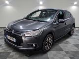 la citrole grise est garée sur un carrelage en damier