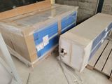 Les cartons et les palettes sont empilés sur des palettes dans un entrepôt.