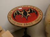 une petite table sur laquelle repose une batte, dans un coin de la pièce