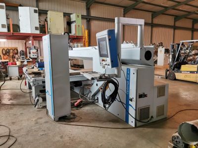 une image d'une machine dans un entrepôt