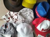 une boîte en carton remplie de chapeaux et d'autres objets