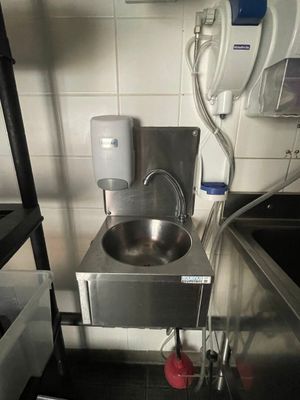 un évier dans une petite cuisine offrant beaucoup d'espace de plan de travail