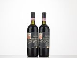 deux bouteilles de vin posées sur une table l'une à côté de l'autre