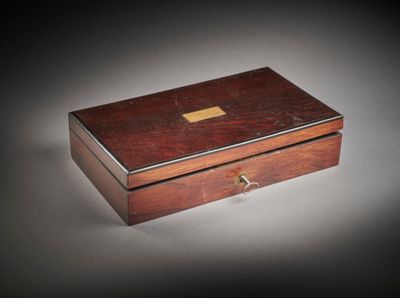 une vieille boîte en bois posée sur une table
