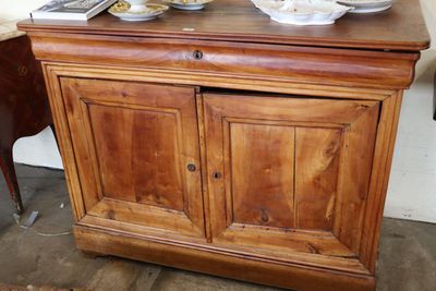 une armoire en bois sur laquelle sont posées des assiettes