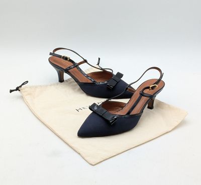 une paire d'escarpins bleu marine pour femme, accompagnée d'un petit sac